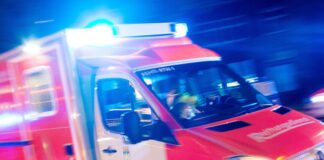 Die verletzte Frau wurde vom Rettungswagen in ein Krankenhaus gebracht. (Symbolbild)