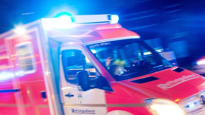 Rettungswagen Symbolbild Die verletzte Frau wurde vom Rettungswagen in ein Krankenhaus gebracht. (Symbolbild)