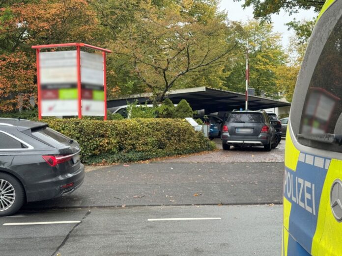 Schülerin an Berufsschule in Paderborn niedergestochen Großeinsatz der Polizei an Berufskolleg: Eine Schülerin wurde mit einem Messer angegriffen