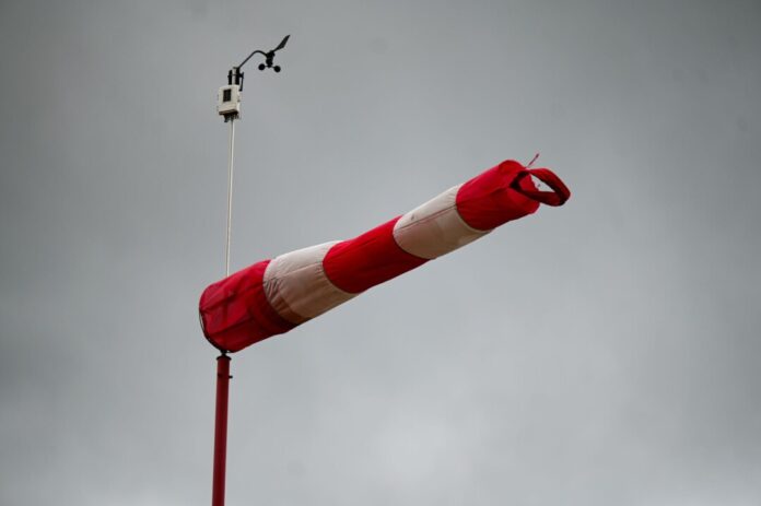 Wetter Symbolbild Meteorologen warnen vor Sturmböen mit Windgeschwindigkeiten von bis zu 80 Kilometern pro Stunden. (Symbolbild)
