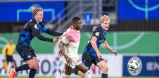 Felix Götze (l) sah für diese Aktion die Rote Karte. 