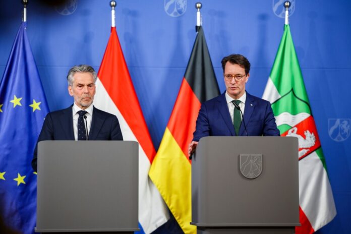 Dritte Regierungskonsultation zwischen Niederlande und NRW NRW-Ministerpräsident Hendrik Wüst (CDU) freut sich auf die Zusammenarbeit mit dem voraussichtlichen neuen niederländischen Ministerpräsidenten Rob Jetten. Dieser würde dann dem noch amtierenden Regierungschef Dick Schoof nachfolgen (Archivbild).