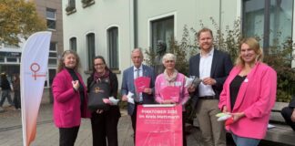 Freuen sich über die gelungene Spendenaktion: Veronika Kautz, Gleichstellungsbeauftragte Stadt Heiligenhaus, Stephanie Dellit, FNH, Michael Beck, amtierender Bürgermeister, Heike Klatte, FNH, Björn Kerkmann, neuer Bürgermeister, Simone Sönmez, FNH. Foto: Stadt Heiligenhaus