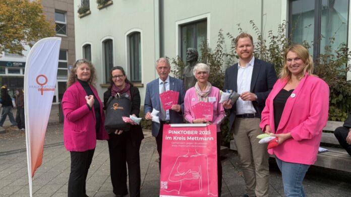 Veronika Kautz, Gleichstellungsbeauftragte Stadt Heiligenhaus, Stephanie Dellit, FNH, Michael Beck, amtierender Bürgermeister, Heike Klatte, FNH, Björn Kerkmann, neuer Bürgermeister, Simone Sönmez, FNH. Foto: Stadt Heiligenhaus Freuen sich über die gelungene Spendenaktion: Veronika Kautz, Gleichstellungsbeauftragte Stadt Heiligenhaus, Stephanie Dellit, FNH, Michael Beck, amtierender Bürgermeister, Heike Klatte, FNH, Björn Kerkmann, neuer Bürgermeister, Simone Sönmez, FNH. Foto: Stadt Heiligenhaus