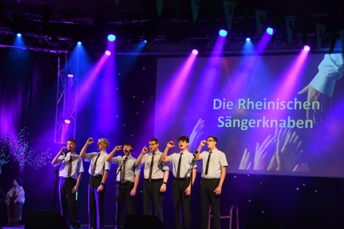 Der Chor präsentierte Ausschnitte aus „Carneval der Melodien“. Foto: Knabenchor Hösel