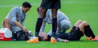 Bayer Leverkusens Kapitän Alejandro Grimaldo liegt nach einem Zusammenprall auf dem Boden. 