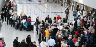 Bei der Sicherheitskontrolle am Düsseldorfer Flughafen kam es zu längeren Wartezeiten. (Archivbild)