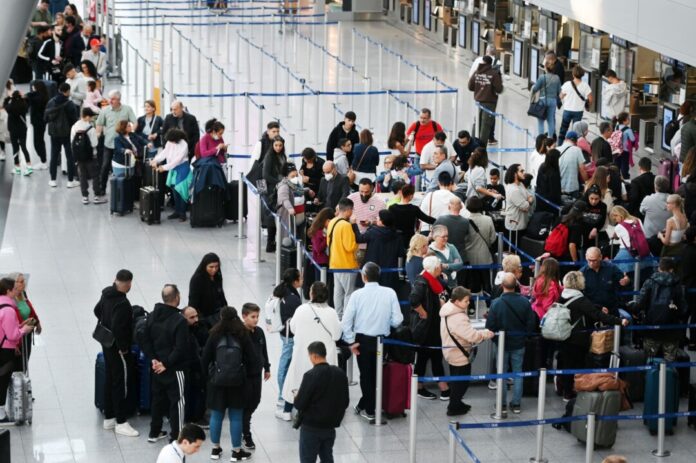 Bei der Sicherheitskontrolle am Düsseldorfer Flughafen kam es zu längeren Wartezeiten. (Archivbild)