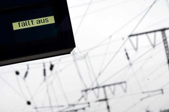 Die Bahn rät: Reiseverbindungen kurz vor Abfahrt prüfen. (Symbolbild)