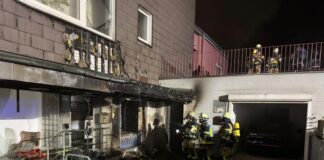 Das Feuer schlug auf die Fassade eines Mehrfamilienhauses über. Mehrere Bewohner mussten mit einer Drehleiter ins Freie gebracht werden.