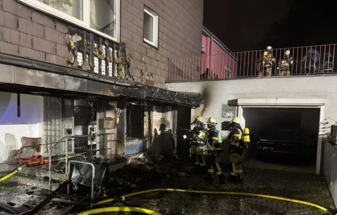 Brand in Essen: Personen aus Mehrfamilienhaus gerettet Das Feuer schlug auf die Fassade eines Mehrfamilienhauses über. Mehrere Bewohner mussten mit einer Drehleiter ins Freie gebracht werden.
