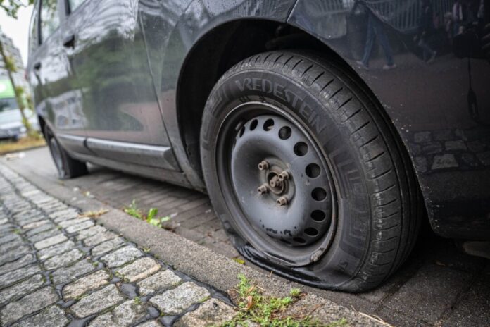 Zerstochene Reifen In Düsseldorf entdeckte die Polizei 57 betroffene Autos, in Bielefeld 24. (Symbolbild)