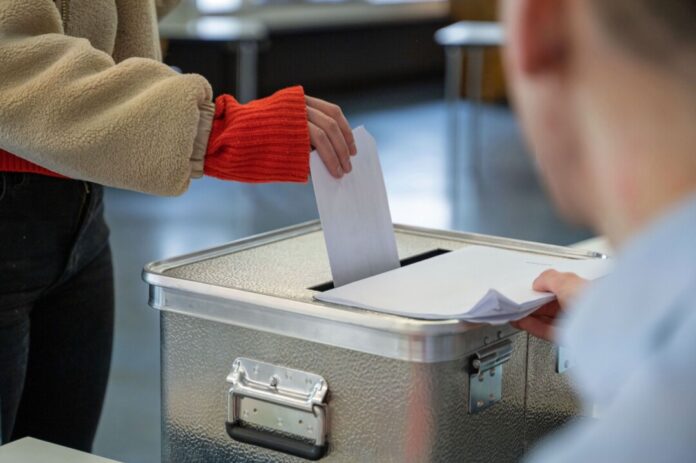 Wahlurne Dürfen bald 16-Jährige bei Landtagswahlen in NRW ihre Stimme abgeben? (Symbolbild)