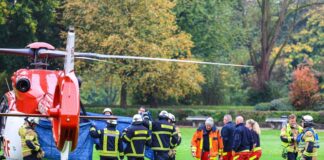 Ein Rettungshubschrauber brachte die lebensgefährlich Verletzte in eine Klinik. 