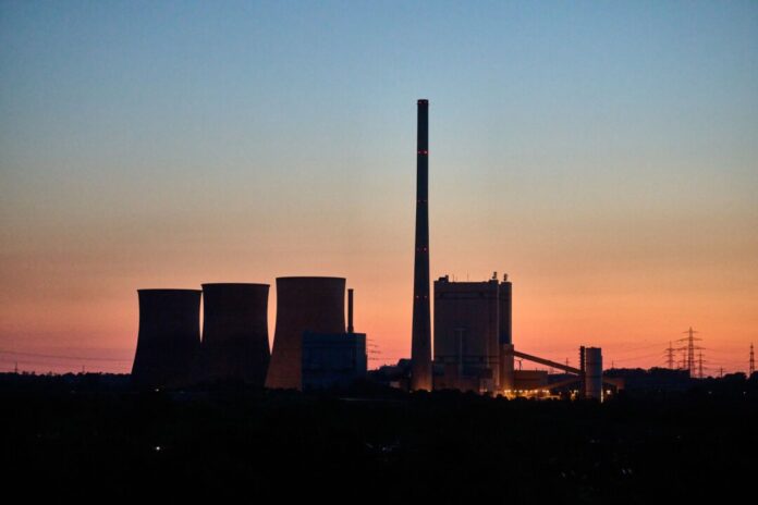 RWE Kraftwerk Gersteinwerk Noch steht er, der weithin sichtbare Schornstein des stillgelegten Steinkohleblocks am Gersteinwerk in Werne. (Archivbild)