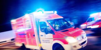 Retter eilten Menschen nach einem Wohnungsbrand in Bochum zu Hilfe. (Symbolbild)