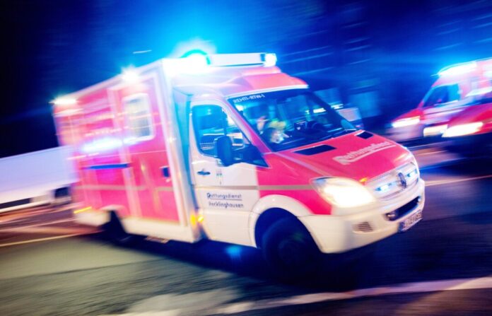 Rettungswagen Retter eilten Menschen nach einem Wohnungsbrand in Bochum zu Hilfe. (Symbolbild)