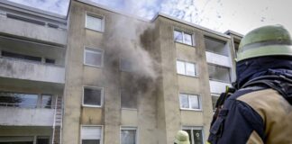 Nach ersten Erkenntnissen der Feuerwehr waren in der Wohnung Akkus beim Laden in Brand geraten.