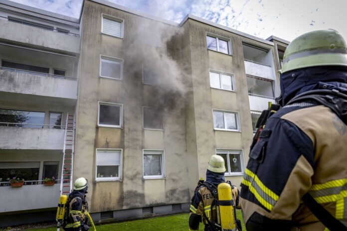 Nach ersten Erkenntnissen der Feuerwehr waren in der Wohnung Akkus beim Laden in Brand geraten.