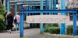 Prozessauftakt am Landgericht: Ein Mann soll seine Frau im Schlaf erstochen haben. (Archivbild)