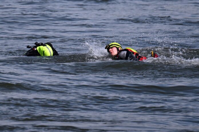 Feuerwehrübung auf dem Rhein