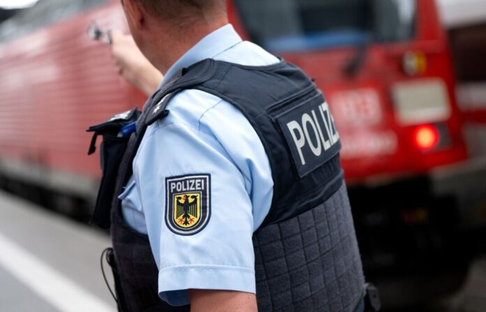 Die Polizei sucht nach den vier unbekannten Angreifern. (Symbolbild)
