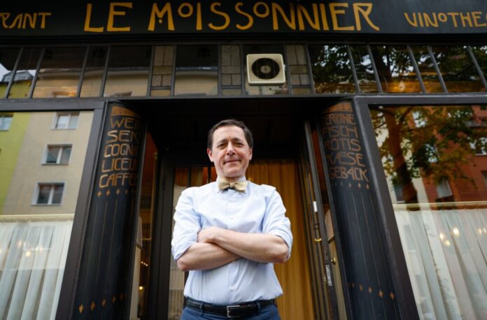 Vincent Moissonnier steht vor seinem Sterne-Bistro «Le Moissonnier», einem kleinen Stück Paris mitten in Köln. 