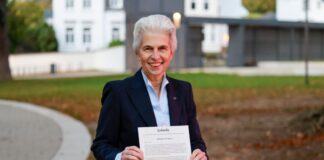 Strack-Zimmermann ist neue «Aalkönigin» Die FDP-Politikerin Marie-Agnes Strack-Zimmermann hält ihre Auszeichnung als neue Aalkönigin von Bad Honnef in den Händen.
