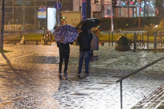 Der Oktober war in NRW nicht golden: Laut Deutschem Wetterdienst fiel mehr Regen als üblich und es gab zu wenige Sonnenstunden. (Archivbild)