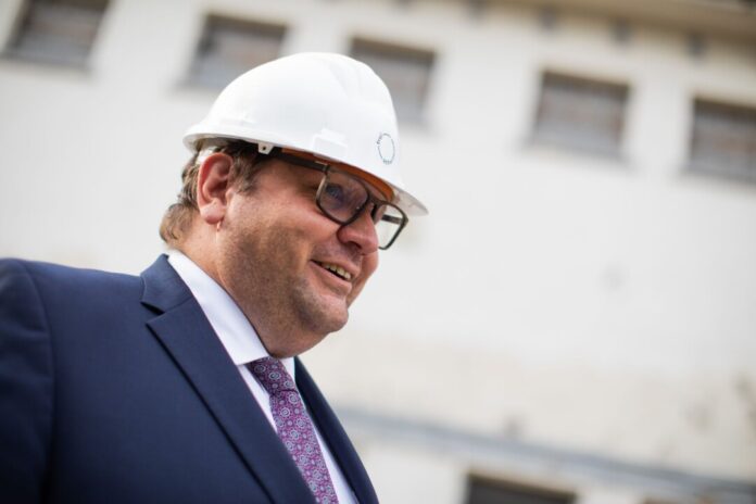 Krefelds Oberbürgermeister Frank Meyer (SPD) kritisiert den Bundeskanzler und fordert mehr Geld für die Kommunen. (Archivbild)