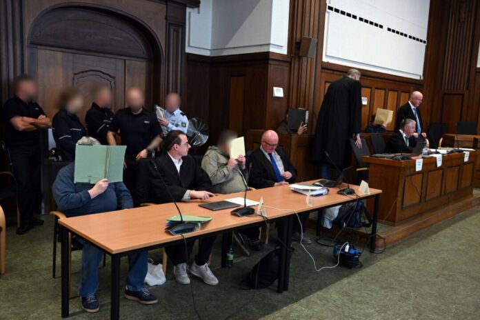 Kinderpornografie-Plattform: Prozess gegen fünf Angeklagte Die Angeklagten sollen laut Staatsanwaltschaft unerlässlich für den funktionierenden Betrieb der Plattform gewesen sein.