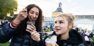 Auf der Hofgartenwiese ging der Pudding mit Gabeln zum Mund. 