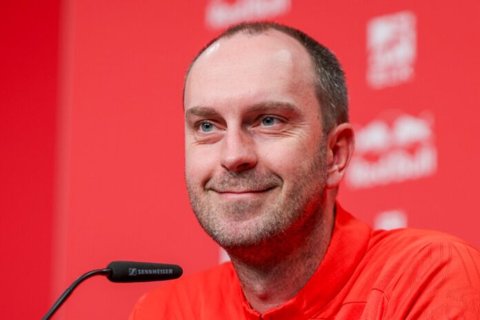 Cheftrainer Ole Werner von RB Leipzig will in Dortmund eine stabile Abwehr sehen. (Archivbild)