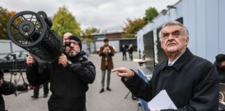 NRW-Innenminister Herbert Reul (CDU) verfolgte, wie ein Beamter mit einem Spezialgerät auf der Schulter ein Störsignal auf eine Drohne ausrichtete. 