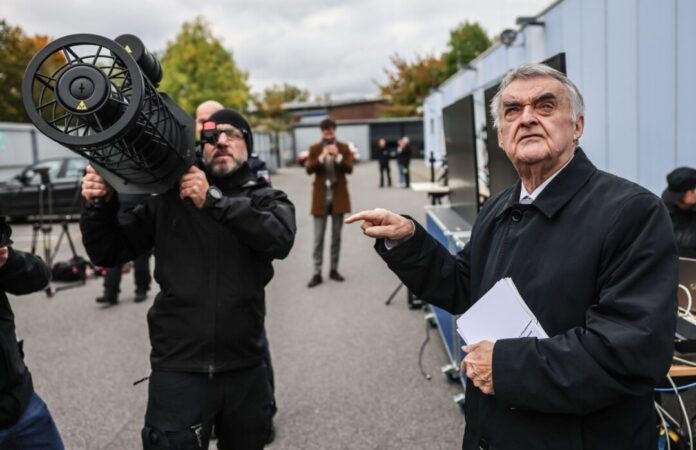 Polizeilichen Drohnenabwehr in Düsseldorf NRW-Innenminister Herbert Reul (CDU) verfolgte, wie ein Beamter mit einem Spezialgerät auf der Schulter ein Störsignal auf eine Drohne ausrichtete.