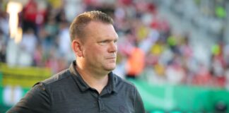 Die Schlussoffensive seiner Essener wurde nicht belohnt: Trainer Uwe Koschinat (Archivbild)