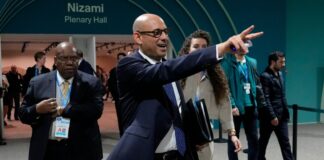 UN-Klimachef Simon Stiell sieht die internationale Gemeinschaft bei der Bekämpfung des Klimawandels auf Kurs, kritisiert aber die unzureichende Geschwindigkeit. (Archivbild)