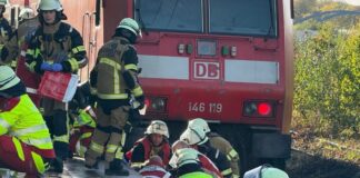 Mann stürzt aufs Gleis und wird von Zug erfasst – verletzt Einsatzkräfte bergen den Verletzten - ein Mann ist in Essen auf Gleis gestürzt und von einem Zug erfasst worden.