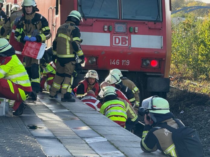 Einsatzkräfte bergen den Verletzten - ein Mann ist in Essen auf Gleis gestürzt und von einem Zug erfasst worden. 