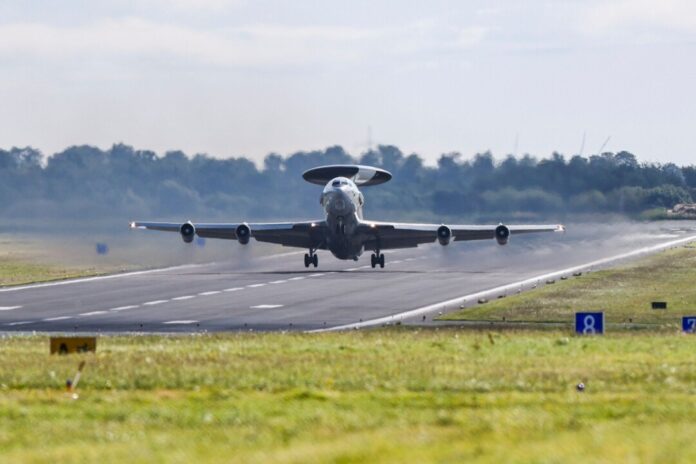 Der Nato-Flughafen in Geilenkirchen ist der Hauptstützpunkt von Awacs-Spezialflugzeugen zur Überwachung des Luftraumes. (Archivbild)