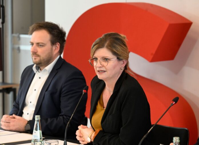 SPD-Experiment mit Wähler-Frust in NRW: Hau den Lukas Die Parteichefin der SPD in Nordrhein-Westfalen, Sarah Philipp, und Generalsekretär Cordes stellen eine außergewöhnliche Kampagne vor. (Archivbild)