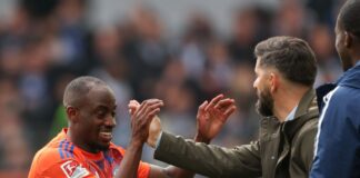 Schalke-Trainer Miron Muslic (r) muss zunächst auf Christopher Antwi-Adjei (l) verzichten. (Archivbild)