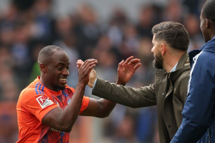 Christopher Antwi-Adjei (l) Schalke-Trainer Miron Muslic (r) muss zunächst auf Christopher Antwi-Adjei (l) verzichten. (Archivbild)