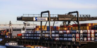 Prognose: NRW-Wirtschaft wächst nur minimal Am Duisburger Hafen werden Container verladen - der Binnenhafen ist als Umschlagplatz wichtig für Nordrhein-Westfalens Industrie. (Symbolbild)