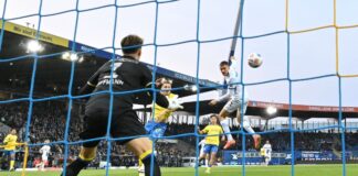 Tor nach 30 Sekunden: Paderborns Filip Bilbija trifft in Braunschweig. 