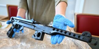 «Extrem gefährlich»: Polizei entdeckt riesiges Waffenarsenal Die Polizei präsentierte sichergestellte Waffen.