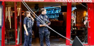 In Köln ist ein 73 Jahre alter Autofahrer versehentlich in eine Bar gefahren.