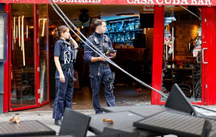 Rentner fährt mit Auto in Kölner Bar In Köln ist ein 73 Jahre alter Autofahrer versehentlich in eine Bar gefahren.