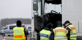 Polizisten haben am Grenzübergang Aachen-Lichtenbusch an der Autobahn 44 Kontrollen gegen Kriminalität durchgeführt. (Archivbild)