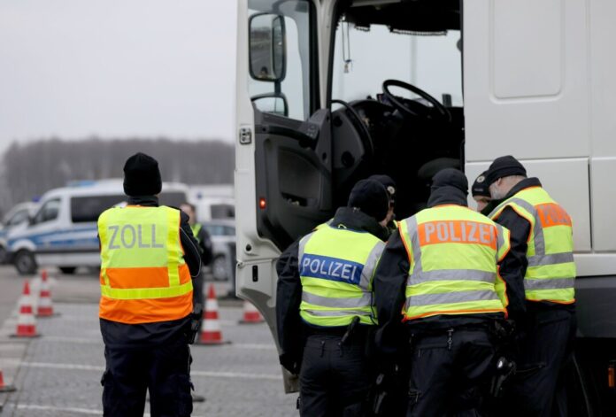 Polizisten haben am Grenzübergang Aachen-Lichtenbusch an der Autobahn 44 Kontrollen gegen Kriminalität durchgeführt. (Archivbild)